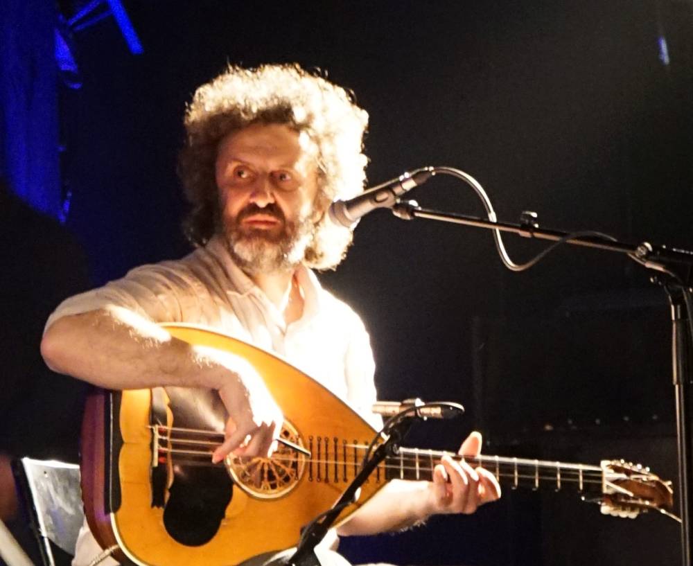 Discover Giorgos Xylouris (Psarogiorgis), master of the laouto, performing live. A modern icon of Cretan music, blending tradition and innovation.